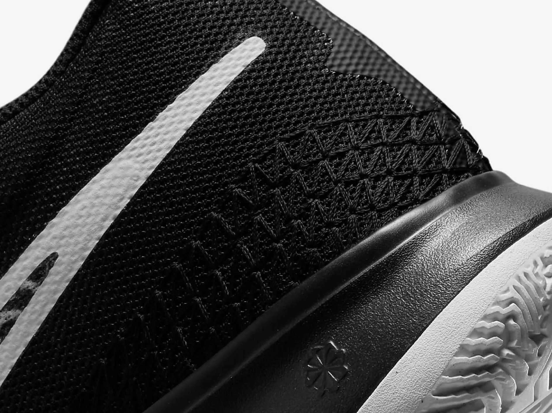 Nike Mens Kyrie Flytrap VI Basketball Shoe
